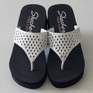 Skechers White, Black Wedge Yoga Foam Thong Flip Flops Size 7